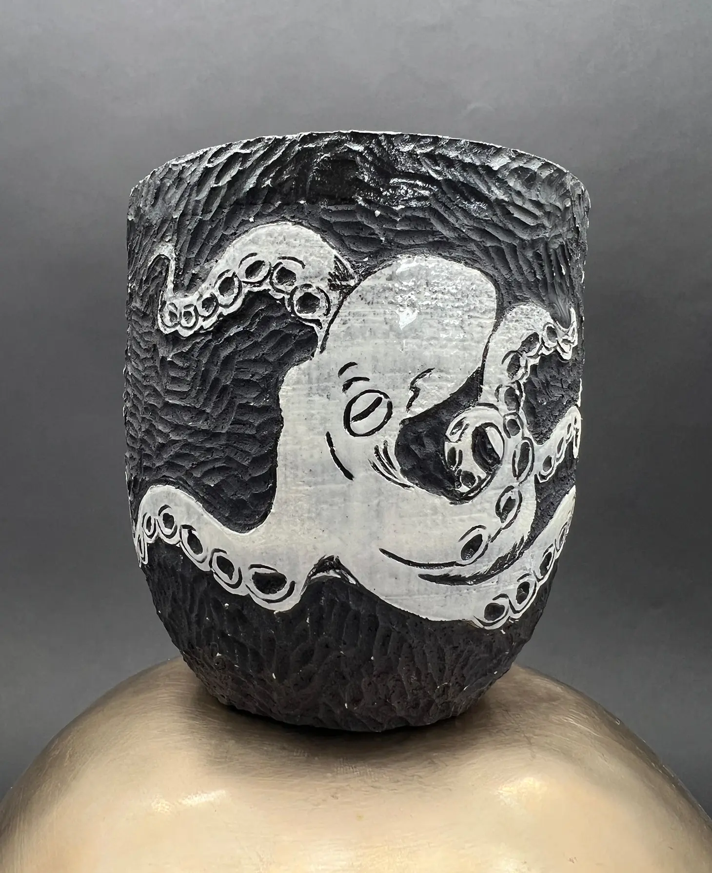 1890-keramik-sgraffito-tasse-oktopus
